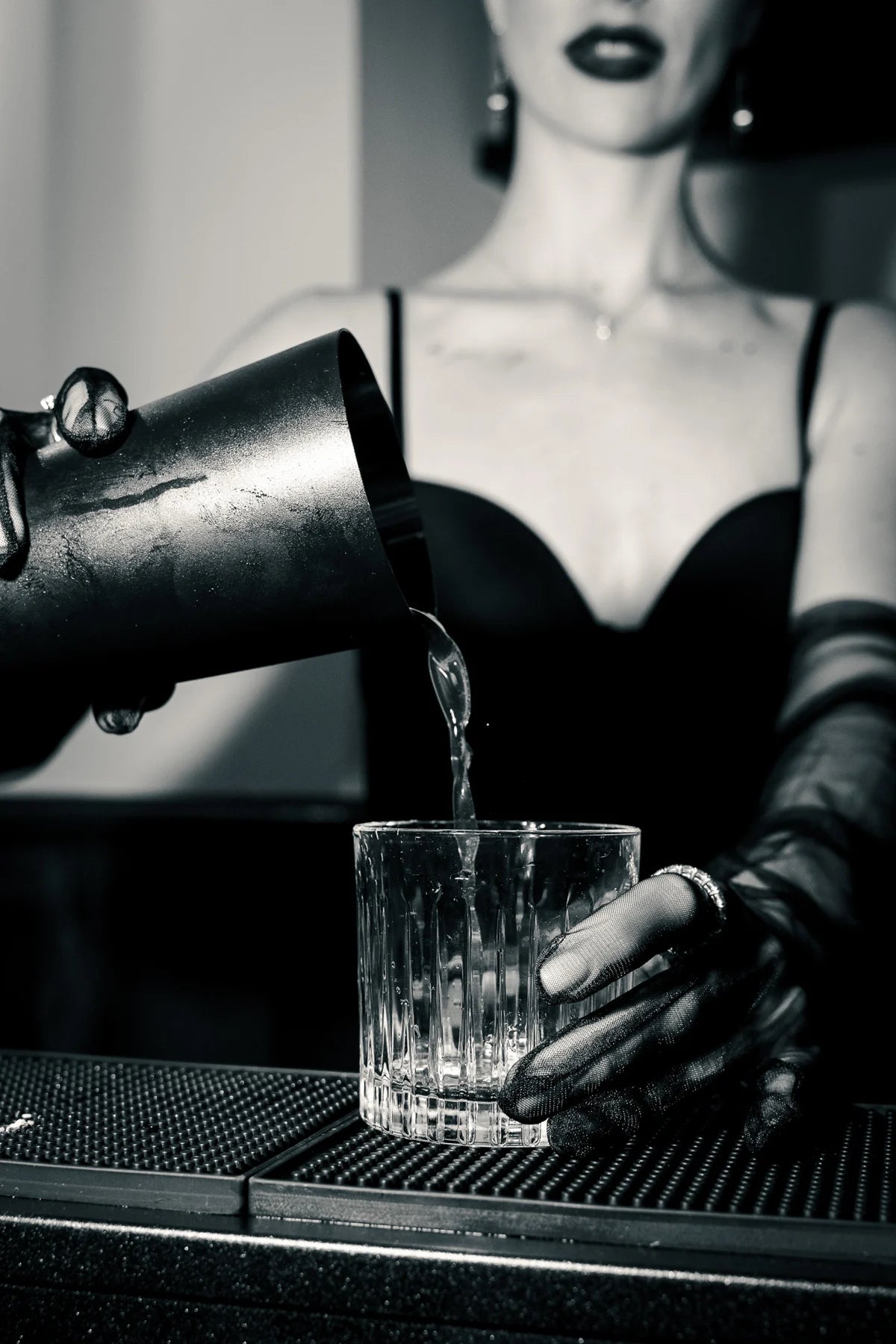 Preparazione di un cocktail Neige Noire