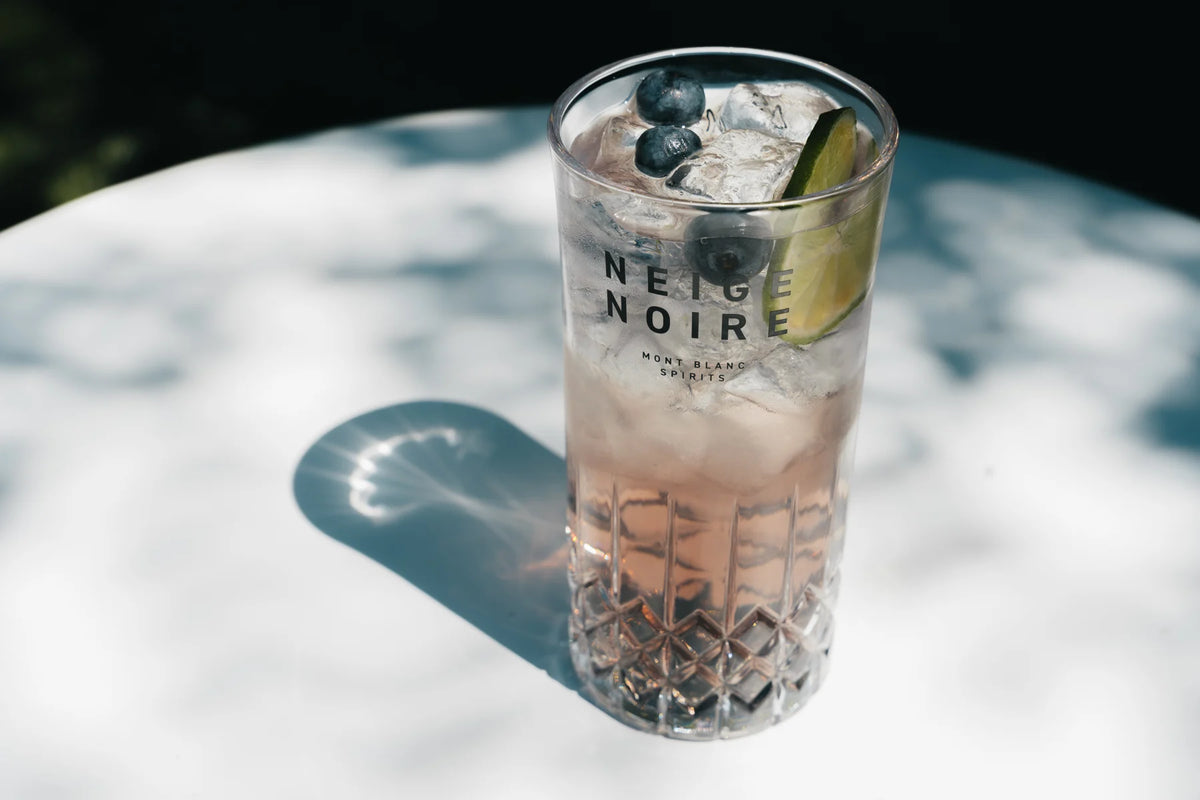Gin tonic Neige Noire alla luce naturale