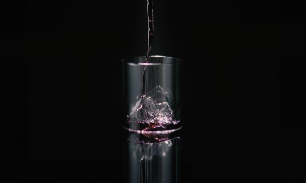 Riflessi del gin nel bicchiere, immagine del company profile Neige Noire